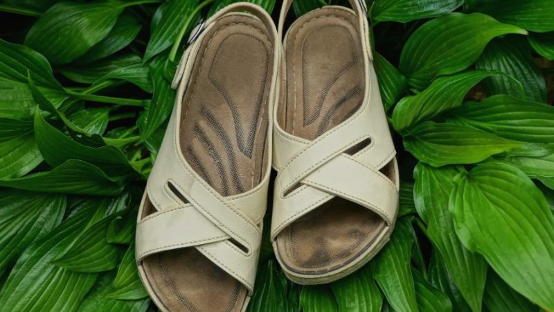 ¿Qué debes hacer si las sandalias tienen olor además de huellas de sudor?