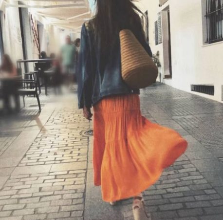 H&M rebaja una falda larga boho naranja similar a la de Sara Carbonero