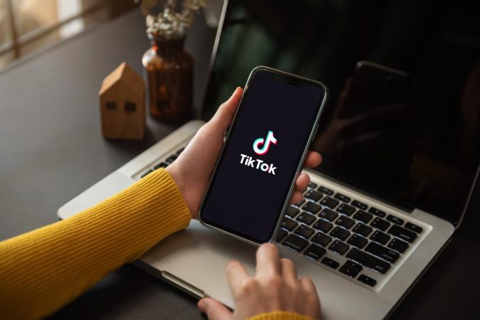 TikTok facilitará la compra de los productos que aparecen en sus vídeos 4 Merca2.es shutterstock 2227479521 1 Merca2.es