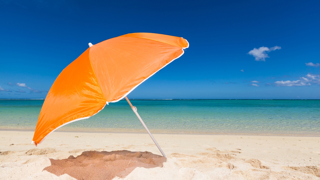 Pasos a seguir para que no se te vuele la sombrilla en la playa