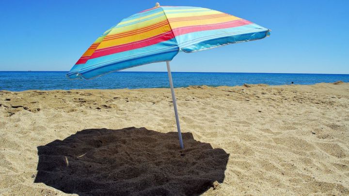 Tienes que asegurarte de la dirección del viento antes de colocar tu sombrilla en la playa