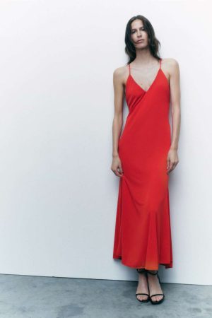 Holgados, elegantes y fresquitos vestidos largos de verano de Zara por menos de 20€ 102 Merca2.es Vestido largo rojo de tirantes