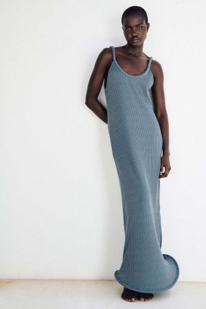 Holgados, elegantes y fresquitos vestidos largos de verano de Zara por menos de 20€ 106 Merca2.es Vestido largo con bajo rígido