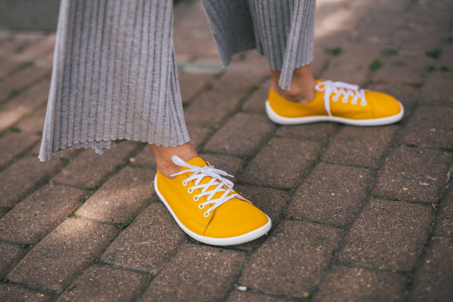 Quítate los zapatos: caminar descalzo puede mejorar tu salud en muchos aspectos