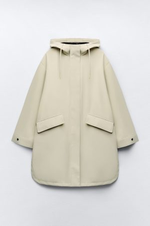 Lo venden como churros: el chubasquero de Zara perfecto para este tiempo 3 Merca2.es Chubasquero Zara 4 Merca2.es