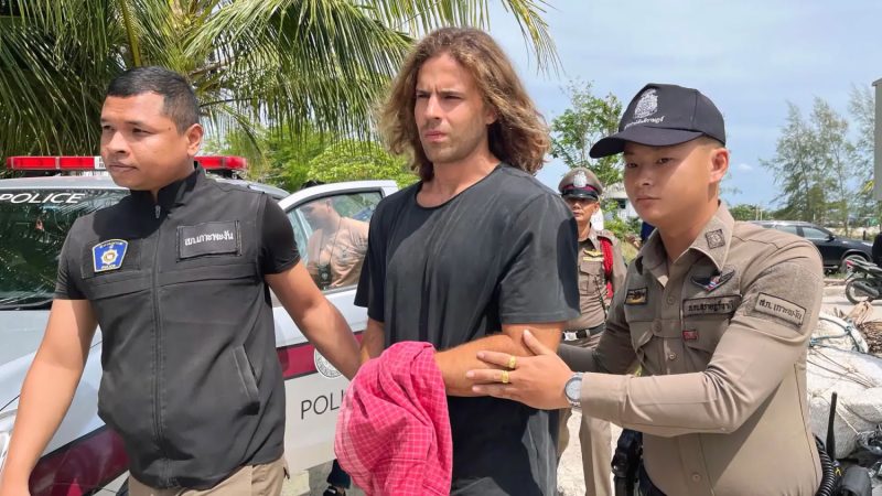 Daniel Sancho con la policía tailandesa
