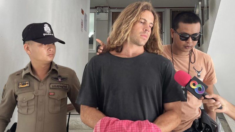 Daniel Sancho escoltado por la policía