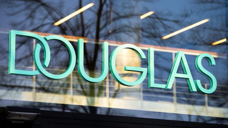 La incógnita de Douglas: Mantener los cierres de tiendas hasta 2026