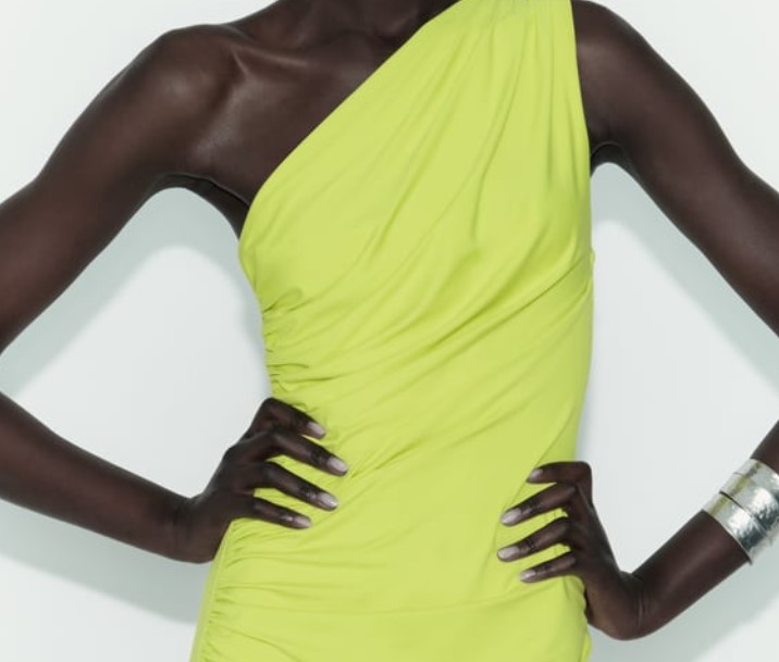 El vestido asimétrico de Zara de 22 euros que remarca tu figura