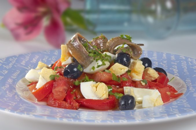 Ensalada de pimientos, un exquisito clásico del verano 23 Merca2.es La ensalada de pimientos, una delicia que querrás probar