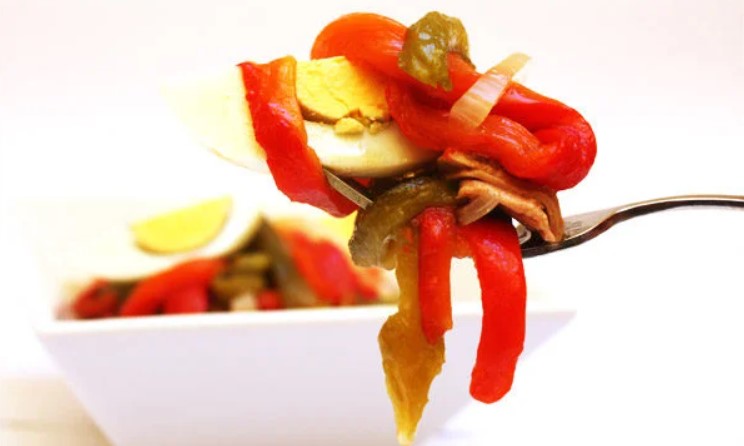 Ensalada de pimientos, un exquisito clásico del verano 24 Merca2.es Incluso puede convertirse en el plato estrella de una comida especial