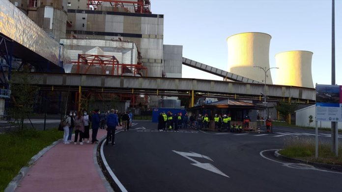 Trabajadores de auxiliares y delegados sindicales cortan los accesos a la térmica y a la central de ciclo combinado en As Pontes.
