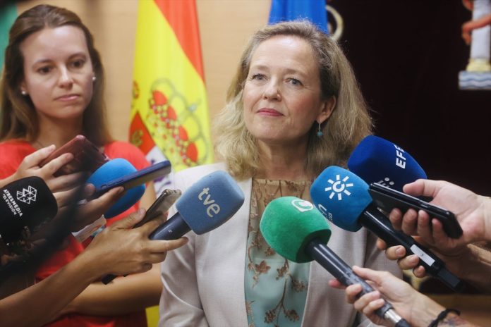 La vicepresidenta y ministra en funciones, Nadia Calviño, este sábado en declaraciones a los medios de comunicación en Cádiz.