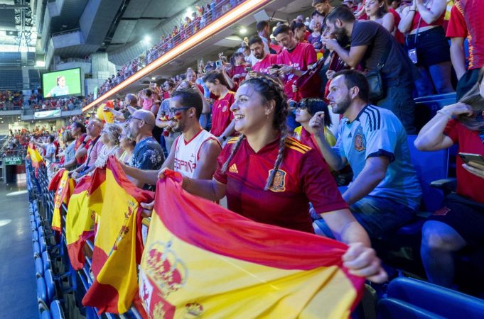 EuropaPress 5389008 cientos aficionados celebran victoria seleccion espanola futbol femenino 1 Merca2.es