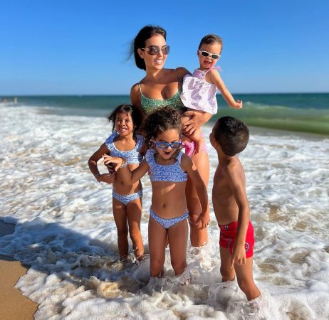 Georgina Rodríguez con sus hijos