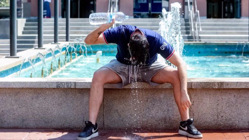 Hombre refrescándose