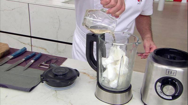 Karlos Arguiñano nos enseña a hacer un digestivo sorbete de limón al txakoli 9 Merca2.es Pasos para la Preparación