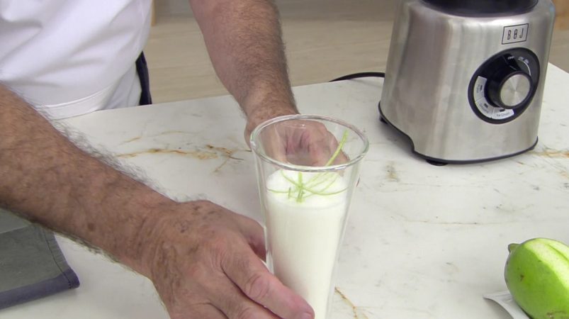 Karlos Arguiñano nos enseña a hacer un digestivo sorbete de limón al txakoli 1 Merca2.es Todos hemos disfrutado alguna vez de una receta de Karlos Arguiñano
