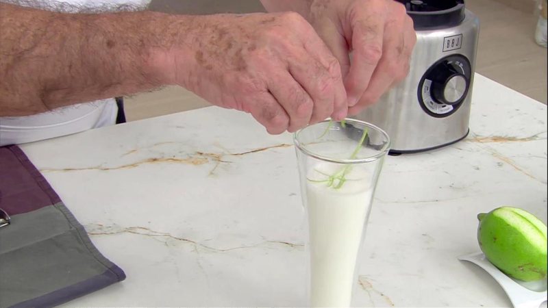 Karlos Arguiñano nos enseña a hacer un digestivo sorbete de limón al txakoli 2 Merca2.es ¿Qué es lo que nos apetece en los días de calor?