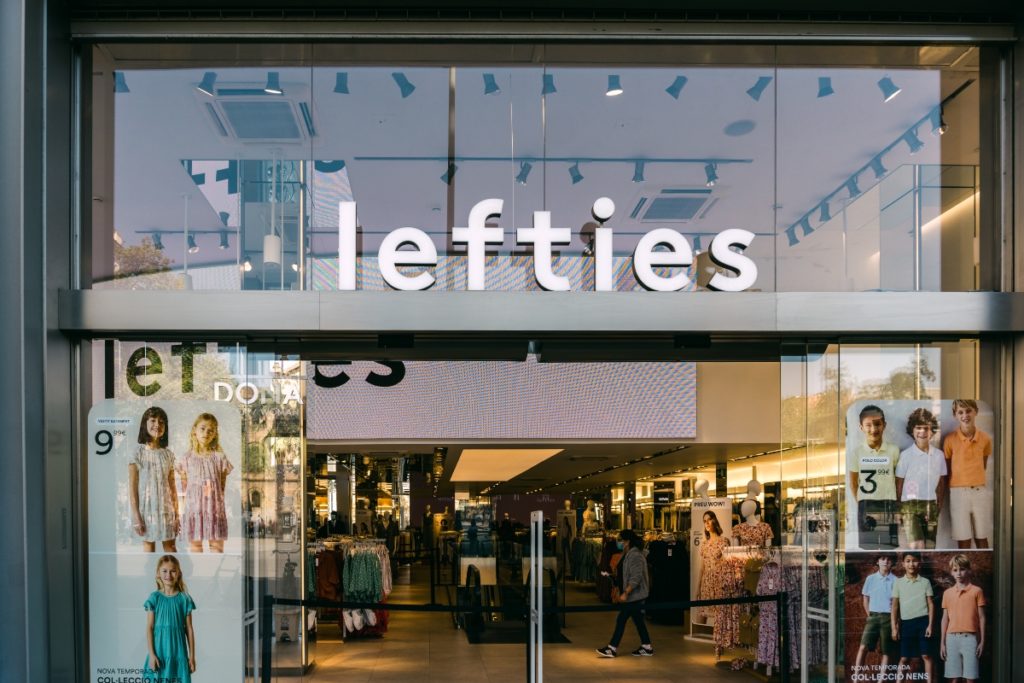 El botín de plataforma de Lefties que realza tus piernas por 29 euros
