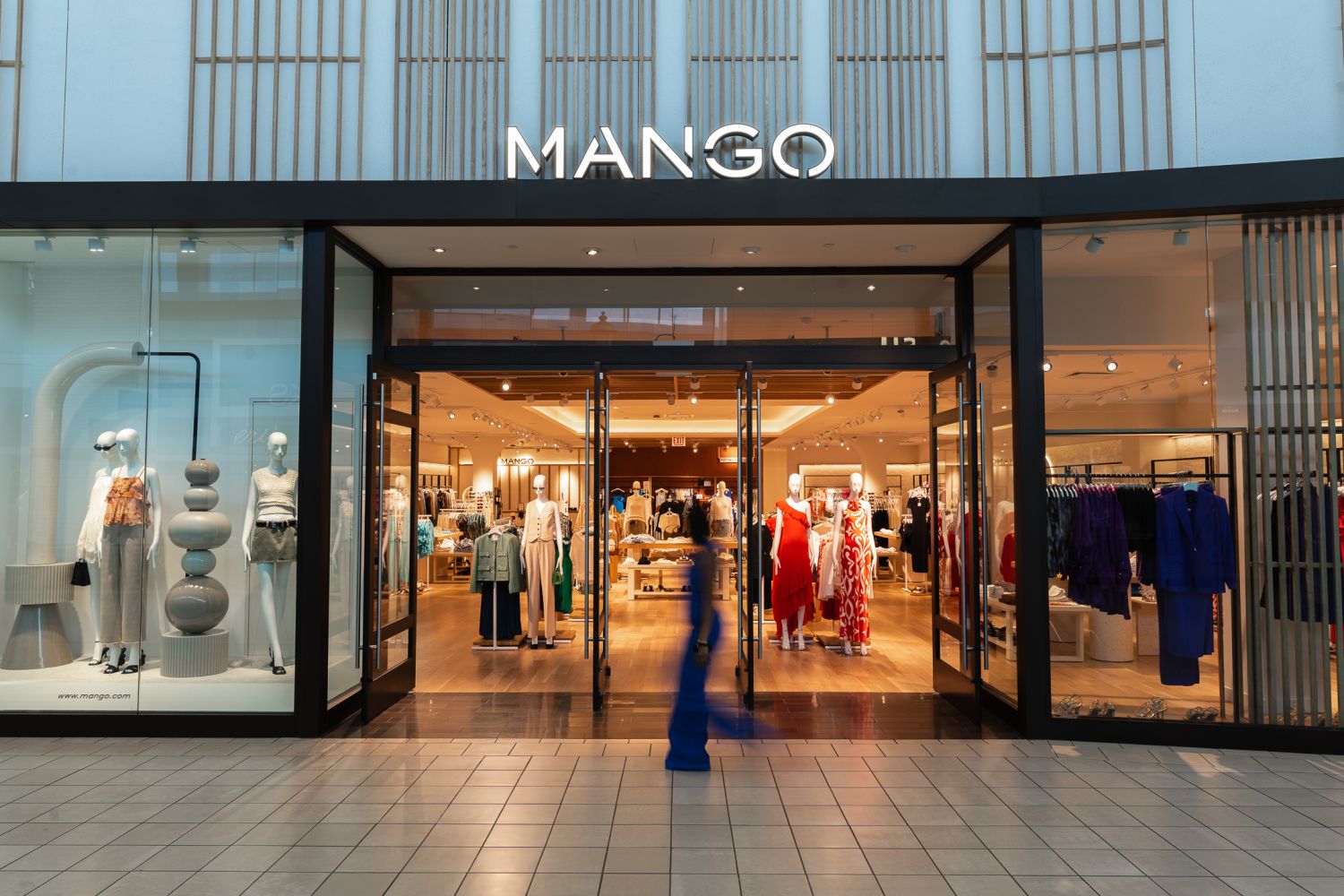 Mango se ‘arremanga’ con el personal para las rebajas y Navidad
