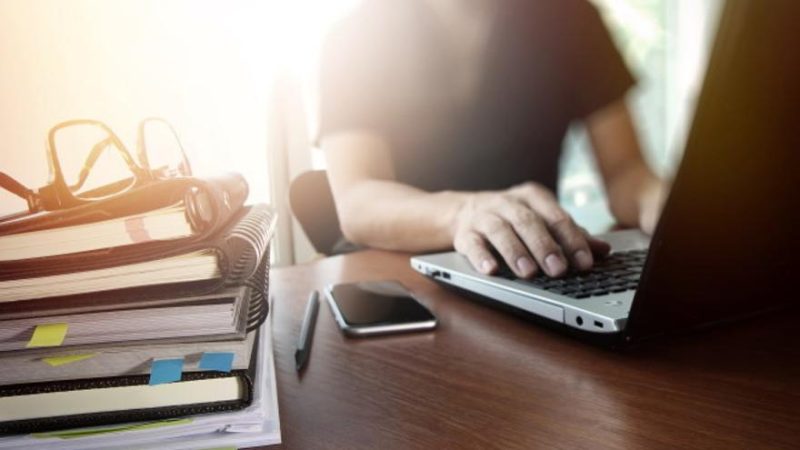 Consejo de Marie Kondo para lograr un escritorio ordenado en tu oficina: claridad en el espacio de trabajo
