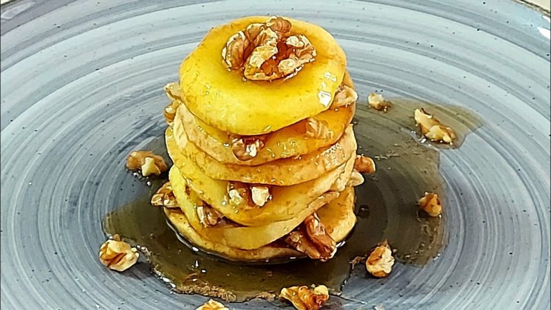 Cada capa de este postre de milhojas de manzana y nueces es toda una experiencia