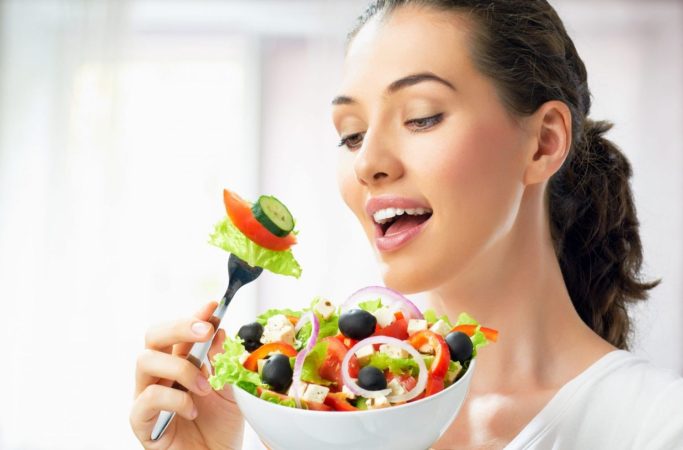 La fibra es un nutriente esencial para la buena salud digestiva, que puede ayudar a prevenir y aliviar problemas comunes relacionados con el estómago y los intestinos.