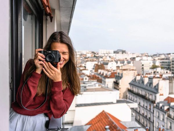 Mujer haciendo fotos Merca2.es