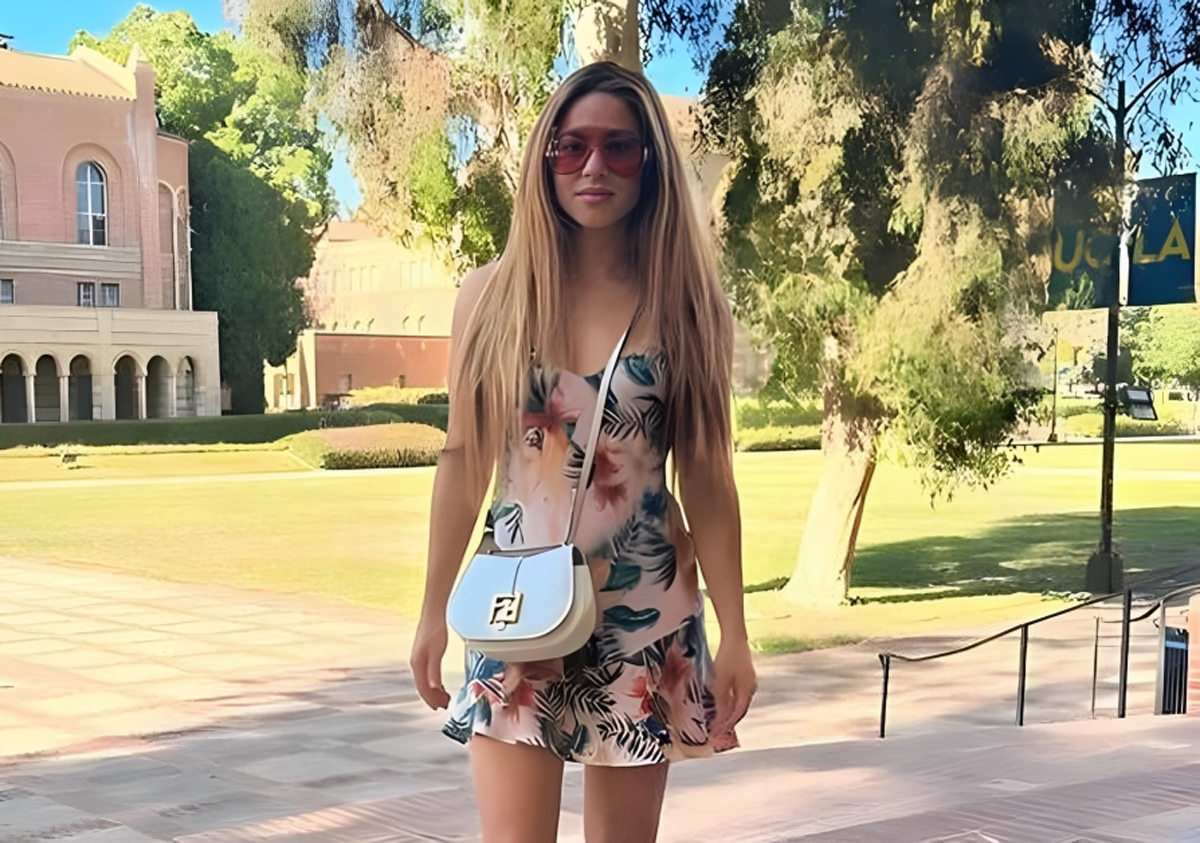 Shakira luce un vestido mini con volantes de Pull&Bear con un estampado muy veraniego