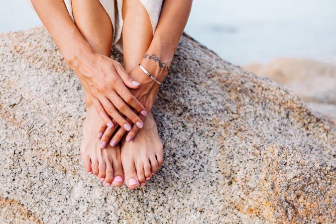 Sigue estos pasos para acabar con los pies hinchados por el calor