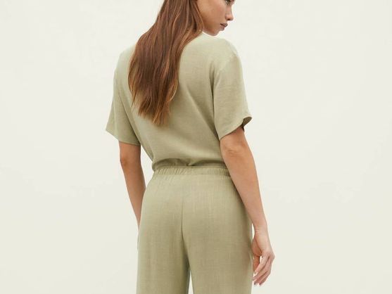 Stradivarius tiene este pantalón low cost en once colores distintos a elegir