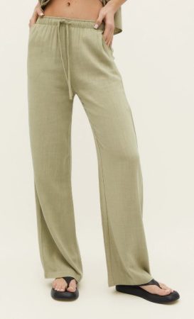 En la colección de rebajas de Stradivarius encontramos un pantalón sinigual