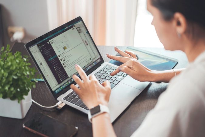 Teletrabajo portatil ordenador Merca2.es