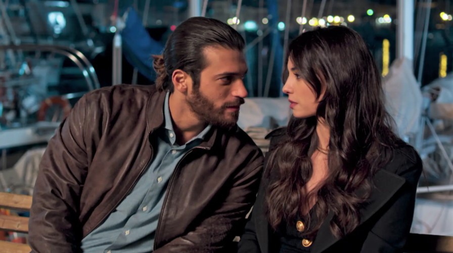 Te contamos cómo es “Violeta como el mar”, la serie recién estrenada de Can Yaman