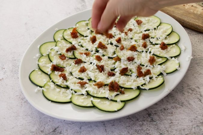 La receta de carpaccio de calabacín que recomienda Vanesa Lorenzo para comer ligero 1 Merca2.es anadiendo tomate seco Merca2.es