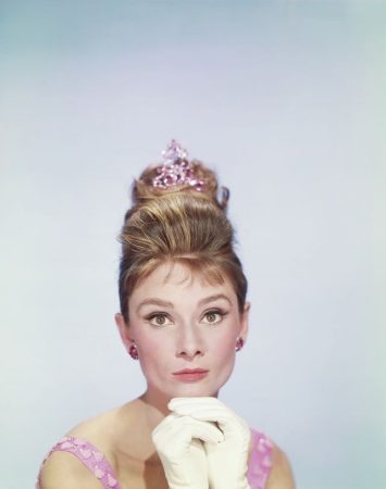 Subastan el mítico vestido rosa de Audrey Hepburn en 'Desayuno con diamantes' 3 Merca2.es audrey hepburn plays holly golightly in the 1961 film news photo 1691503152 Merca2.es