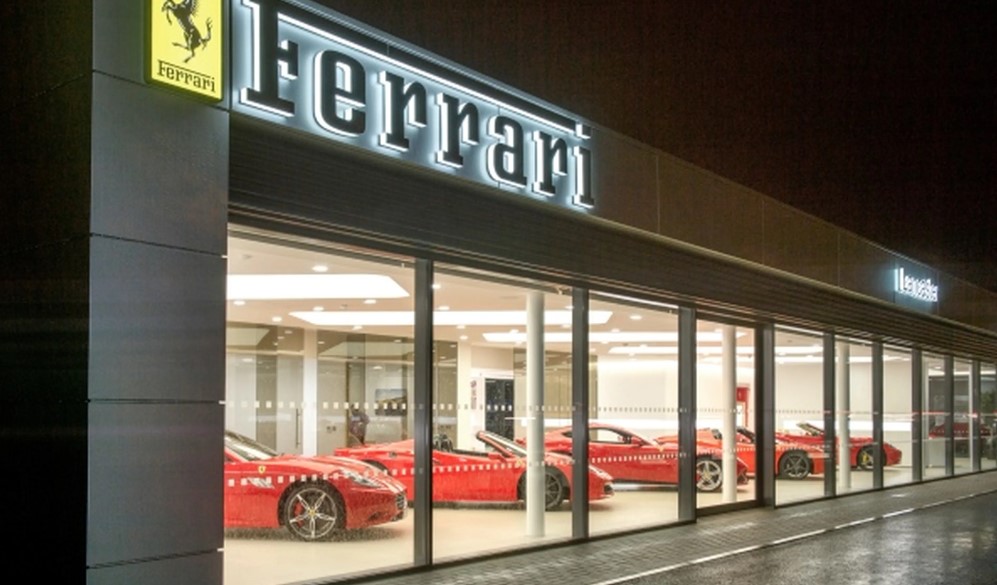 Un borracho entra en un concesionario de Ferrari, roba un coche y destroza otros cinco