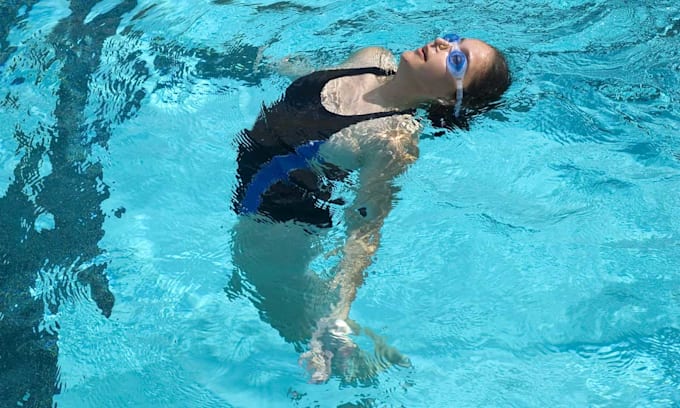 Con estos sencillos ejercicios en la piscina puedes lograr unos abdominales de escándalo