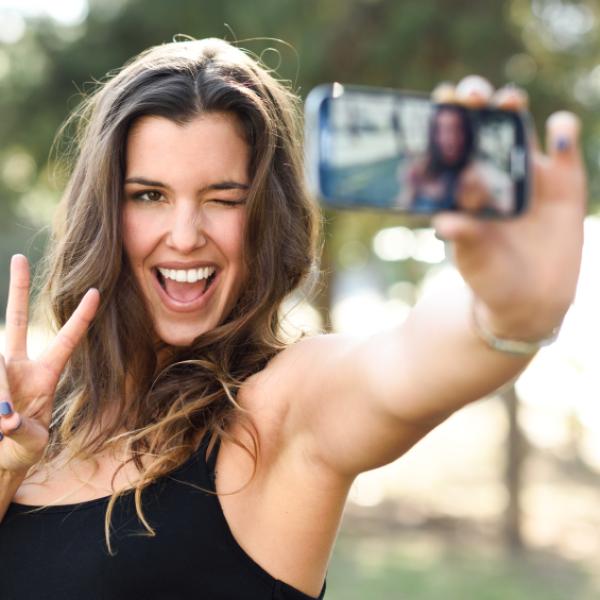 ¿Nunca sales bien en las fotos? Te contamos los trucos para solucionarlo