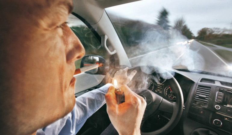 fumar al volante 4 Merca2.es