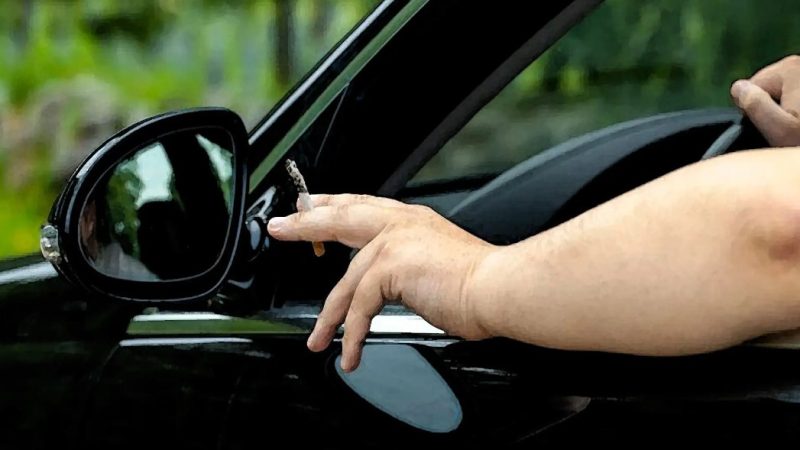 fumar al volante 5 Merca2.es