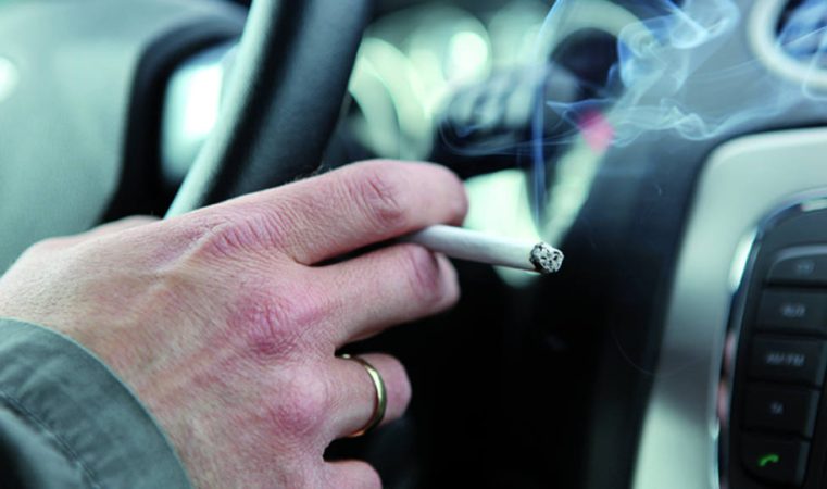 fumar al volante 7 Merca2.es