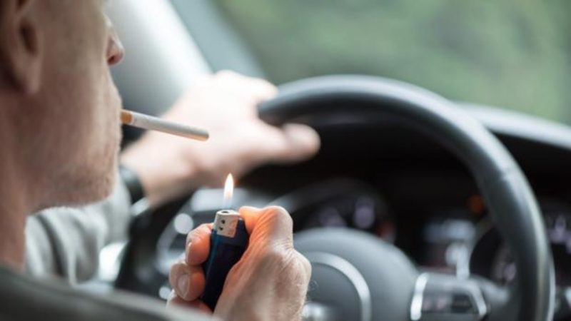fumar al volante 8 Merca2.es