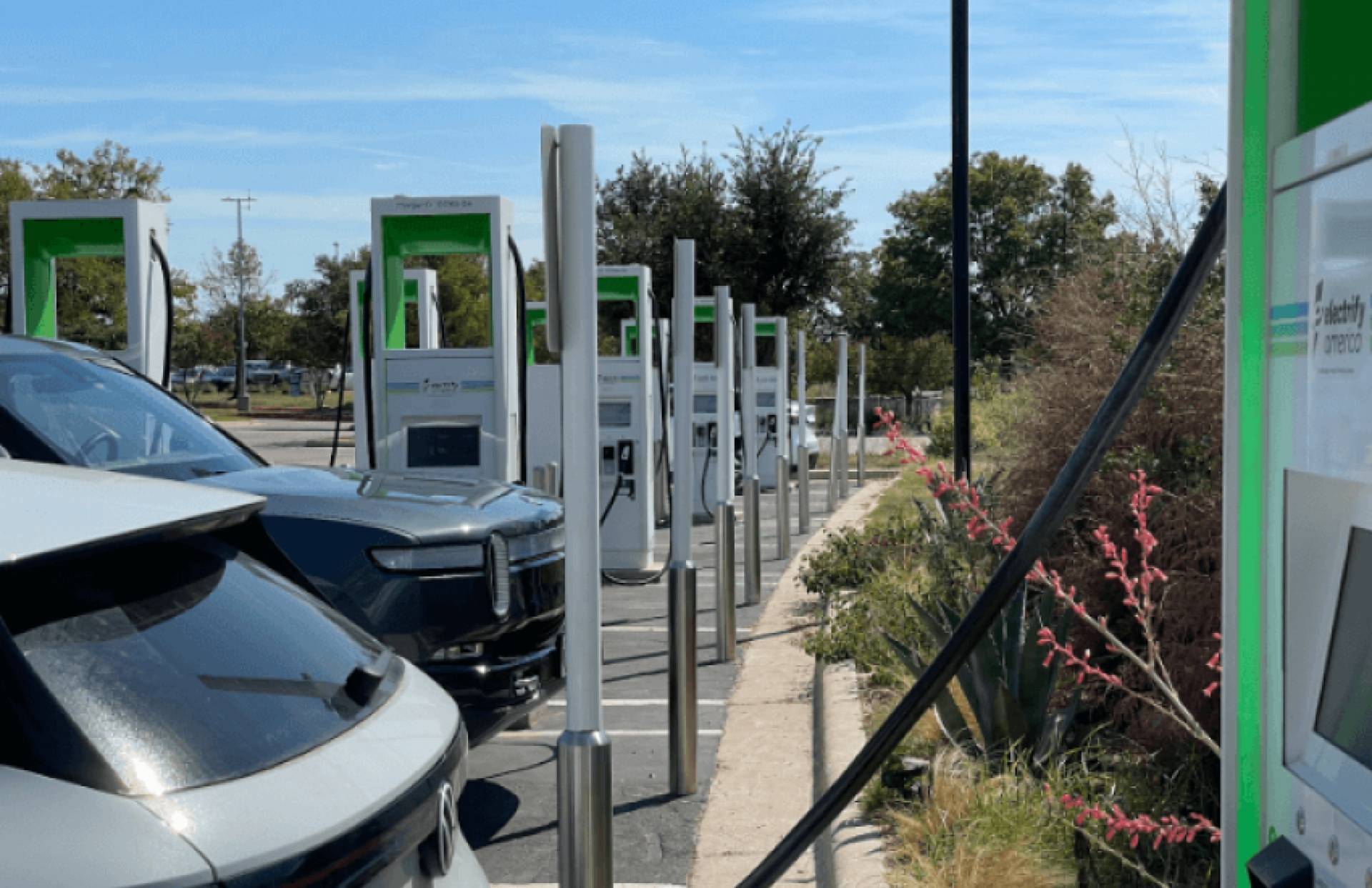 Estaciones de carga de vehículos eléctricos con cámaras de seguridad