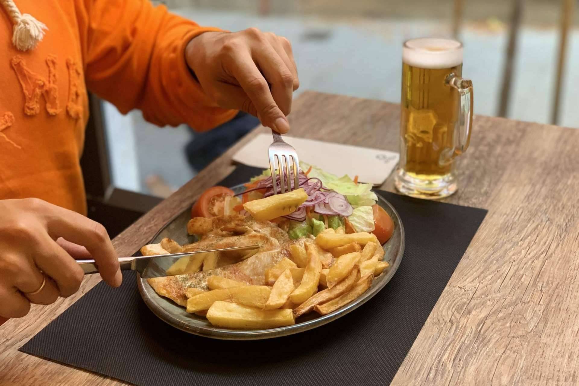 Diversos platos de comida típica española en los restaurantes Taberna La Española