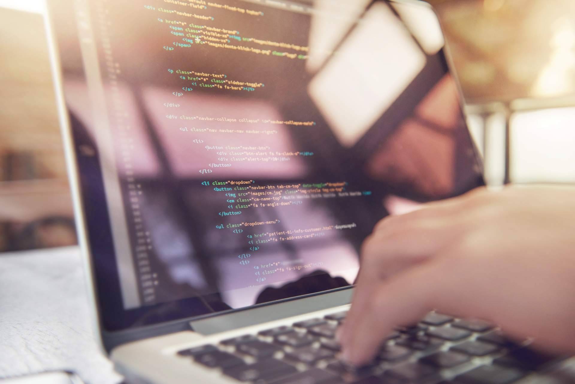 Las principales diferencias entre desarrollo a medida y CMS