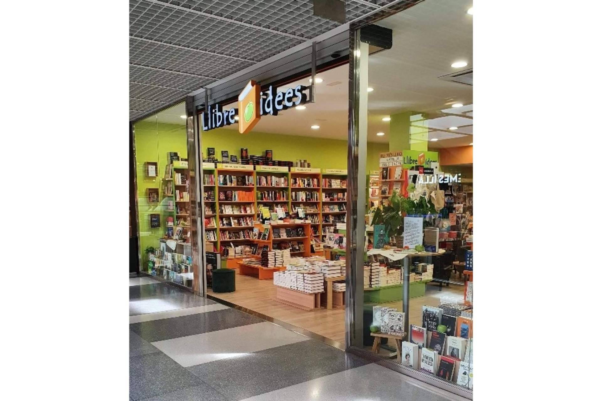 Libros con distintos géneros literarios en la librería Valencia Libro Ideas
