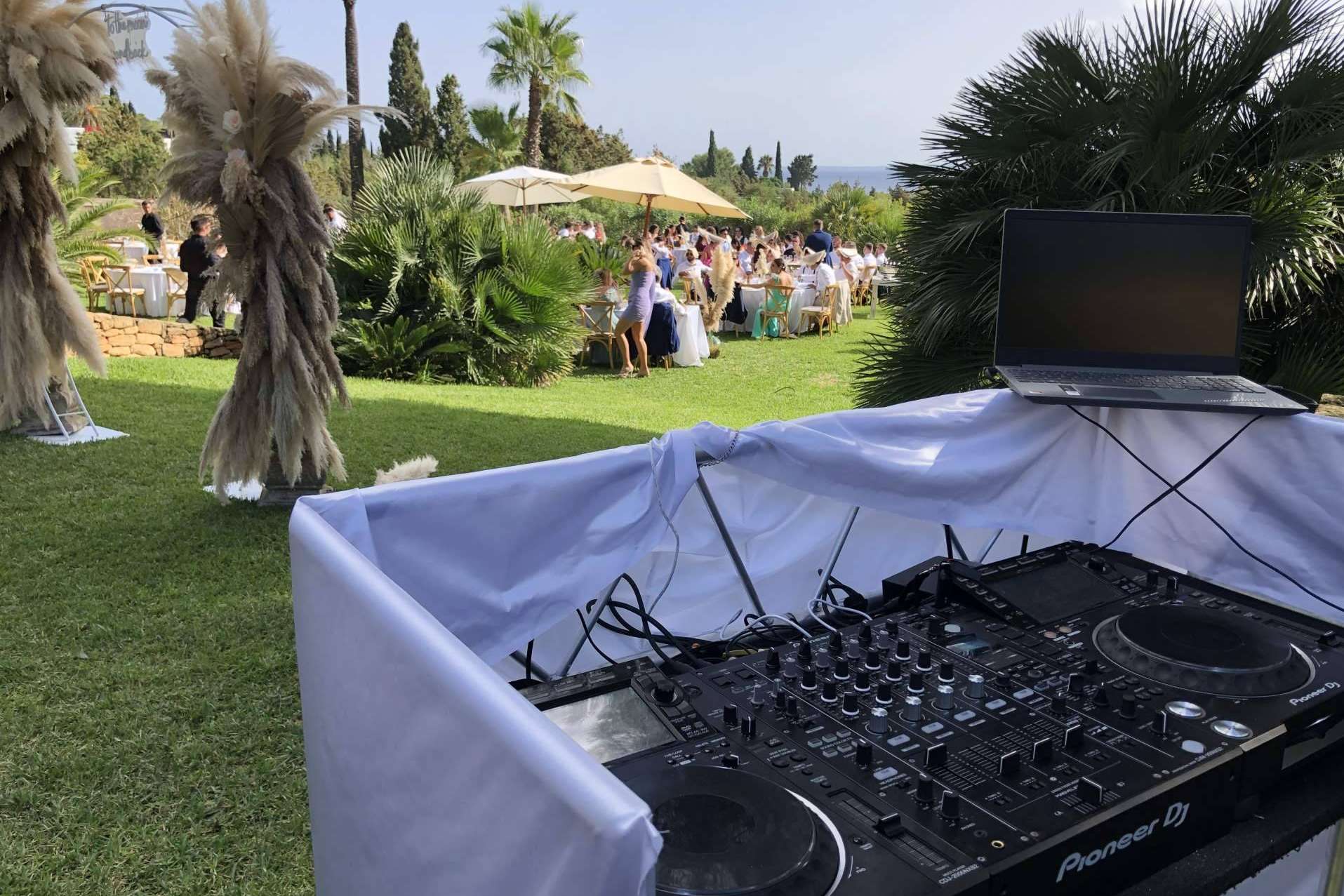 Servicio de rent DJ equipment Ibiza de la compañía AlquilarSonido