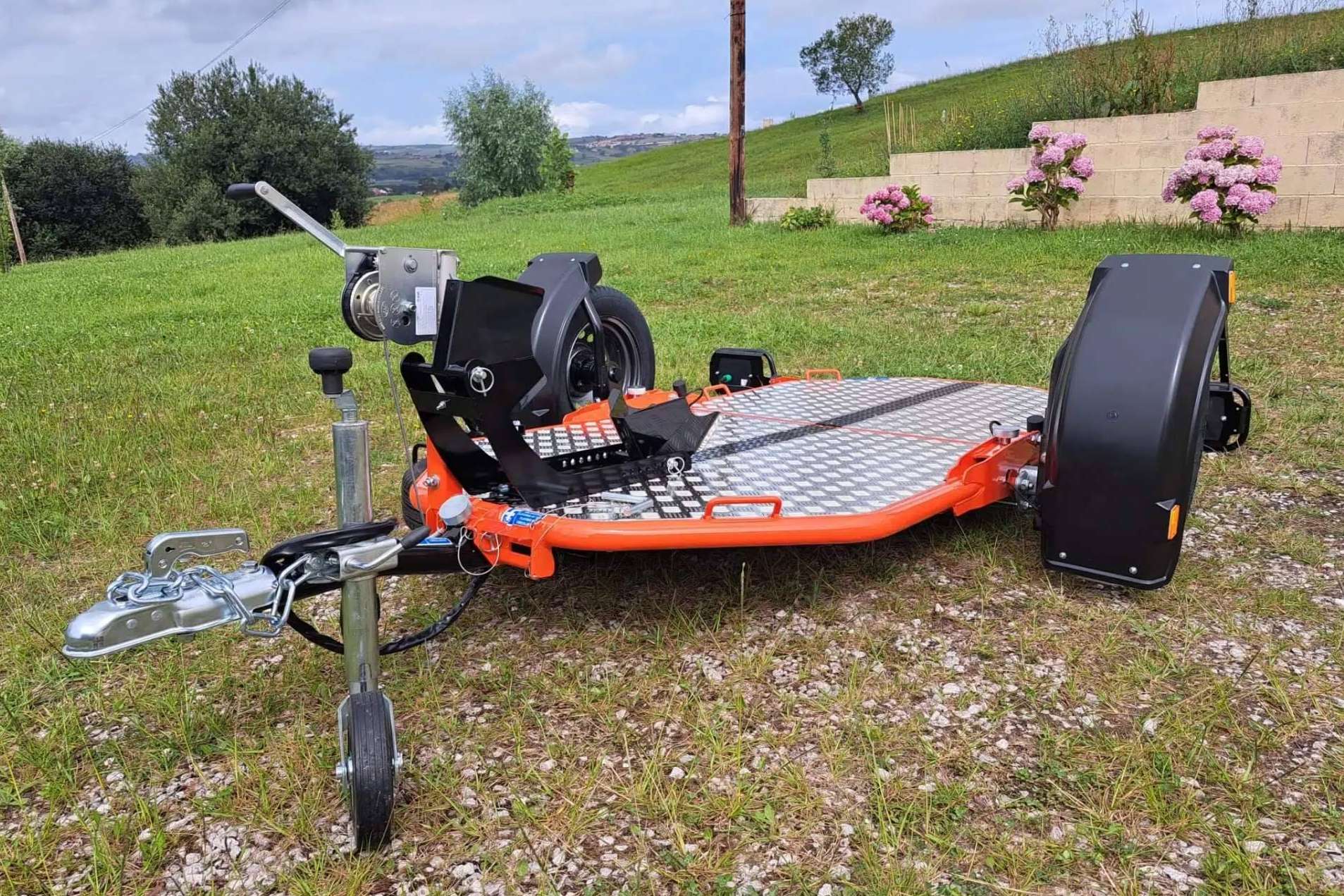 Buscoremolque ofrece un remolque de moto abatible y plegable